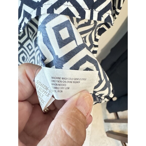 Gap 1/2 Button Geometric Print Tunic Blouse Size Medium Navy Blue & White - Picture 4 of 8